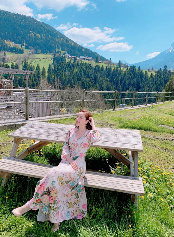 Bảo Thy ngồi viết thư tay giữa làng quê châu Âu tuyệt đẹp-14