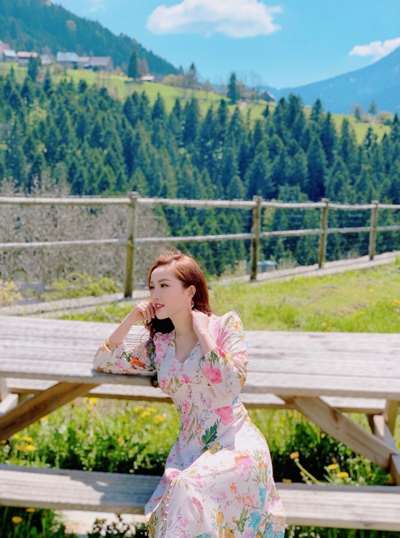 Bảo Thy ngồi viết thư tay giữa làng quê châu Âu tuyệt đẹp-15