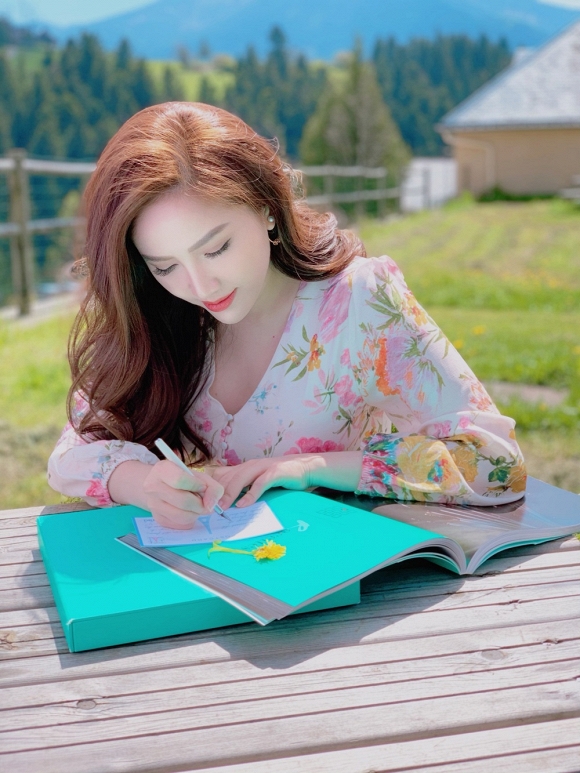 Bảo Thy ngồi viết thư tay giữa làng quê châu Âu tuyệt đẹp-16