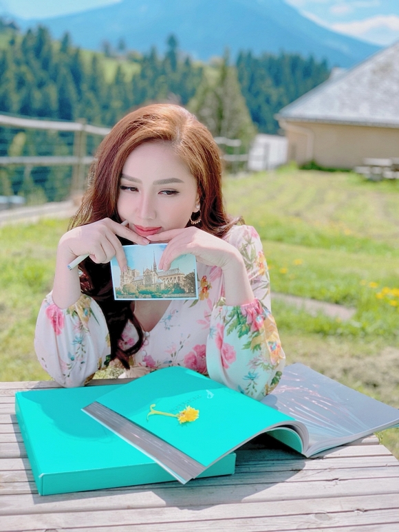 Bảo Thy ngồi viết thư tay giữa làng quê châu Âu tuyệt đẹp-17