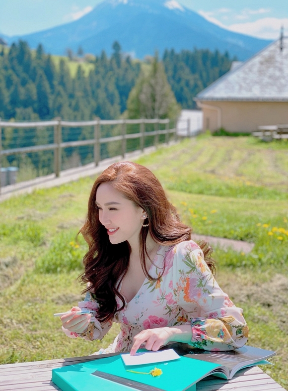 Bảo Thy ngồi viết thư tay giữa làng quê châu Âu tuyệt đẹp-18