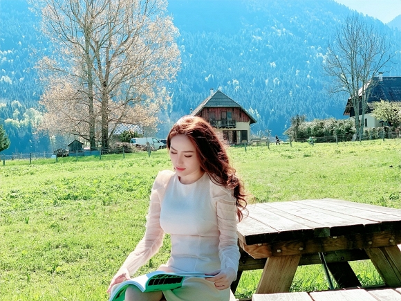 Bảo Thy ngồi viết thư tay giữa làng quê châu Âu tuyệt đẹp-9