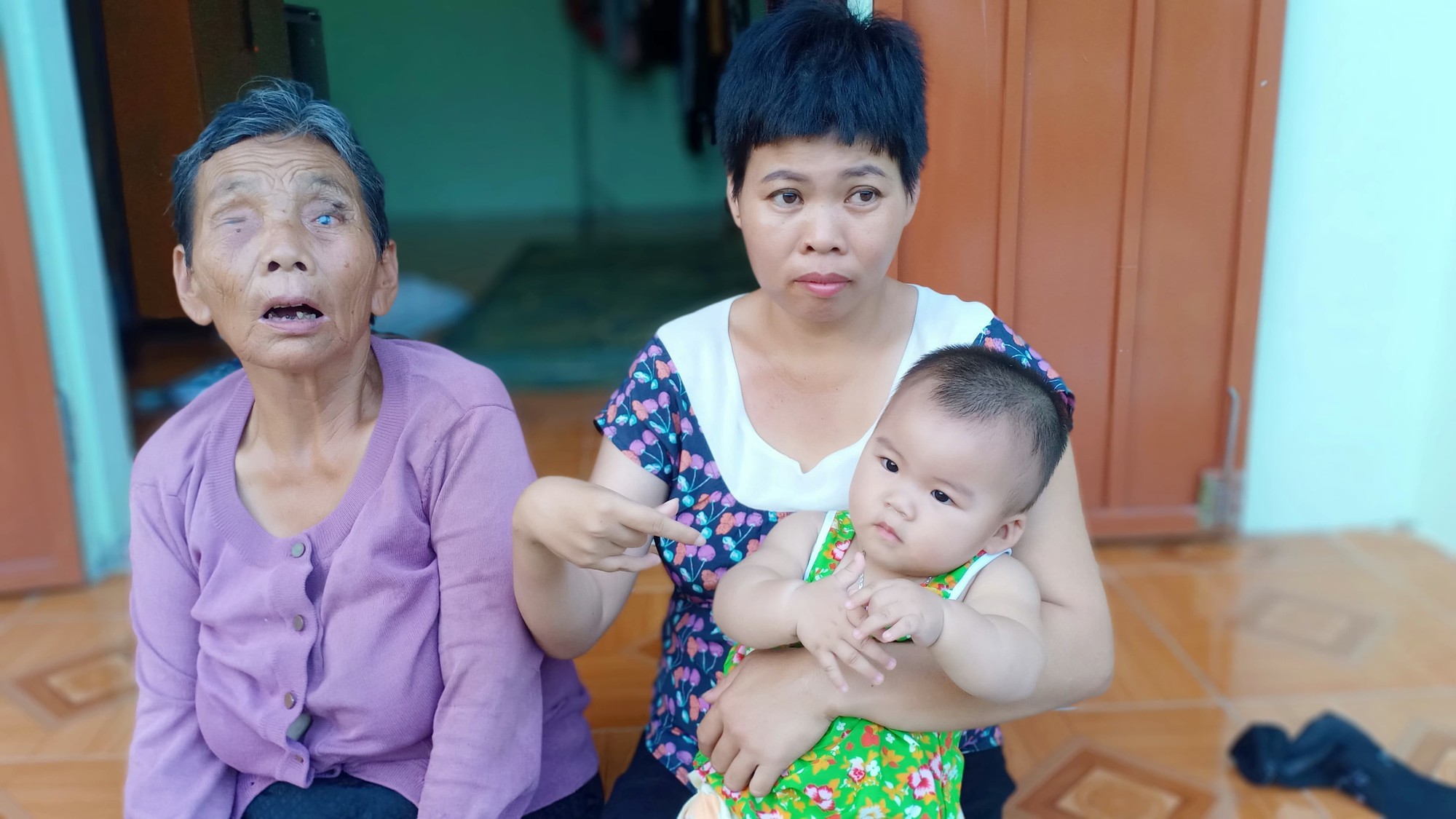 Thảm cảnh của người phụ nữ tật nguyền, một mình nuôi mẹ già mù và đứa con gái 10 tháng tuổi-1