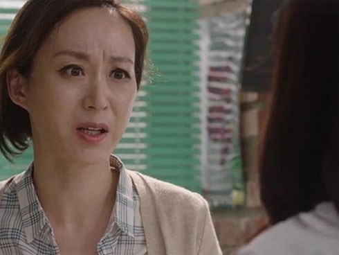 Đi cà phê với bạn, tôi tình cờ phát hiện bí mật giấu kín sau những buổi từ thiện của mẹ chồng