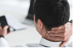 Hậu quả đáng sợ: Gục đầu dùng điện thoại nhiều có thể khiến hộp sọ của bạn mọc đuôi-1