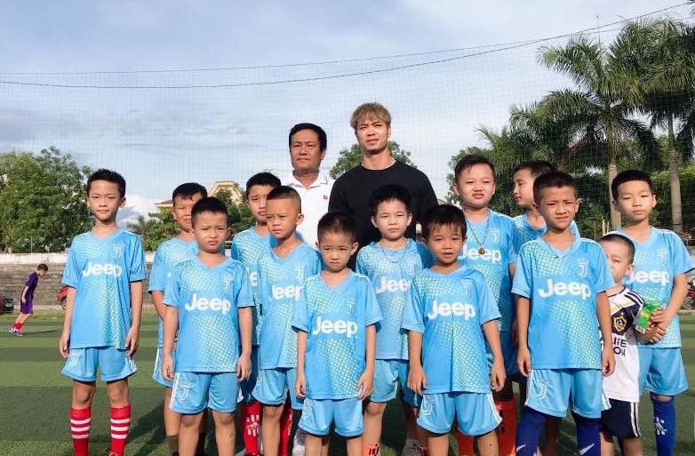 Hình ảnh ấm lòng: Trước ngày sang Pháp, Công Phượng tranh thủ về thăm người thầy đầu tiên dạy anh chơi bóng-1