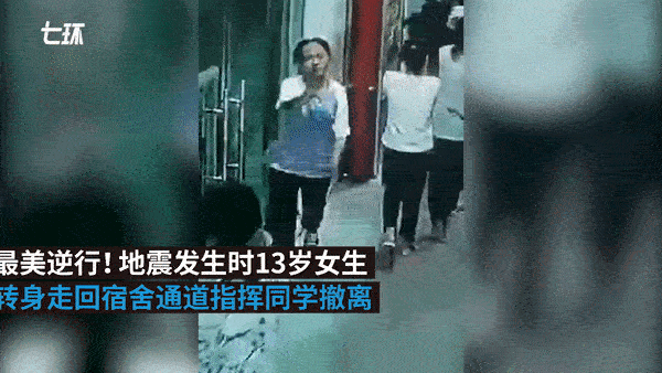 Hình ảnh nữ sinh 13 tuổi dũng cảm ngược dòng người để sơ tán các bạn trong trận động đất ở Trung Quốc gây bão MXH-2
