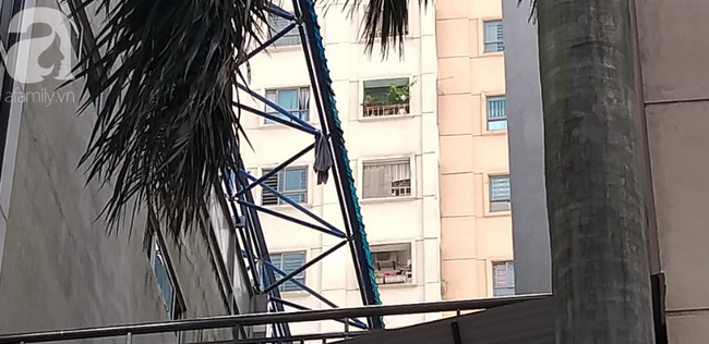 Bé gái 6 tuổi rơi từ tầng 14 chung cư xuống mái tôn lúc mẹ vắng nhà đã tử vong-5