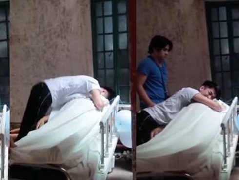 Đăng clip ôm thi thể người bố qua đời vào đúng Ngày của Cha, YouTuber tạo làn sóng tranh cãi dữ dội trên MXH