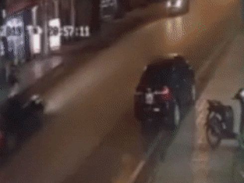 Clip: Kinh hoàng khoảnh khắc hai ô tô đấu đầu khiến 4 người bị thương ở Sơn La