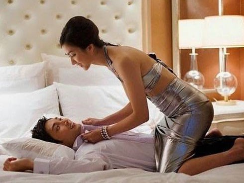 Đêm tân hôn đúng đến đoạn cao trào chồng trẻ bỗng buông thõng một câu khiến vợ ôm gối khóc ròng