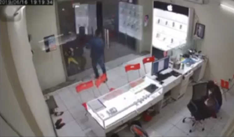 Gã thanh niên bịt mặt bất ngờ lao vào chém kinh hoàng chủ tiệm điện thoại rồi tẩu thoát-2