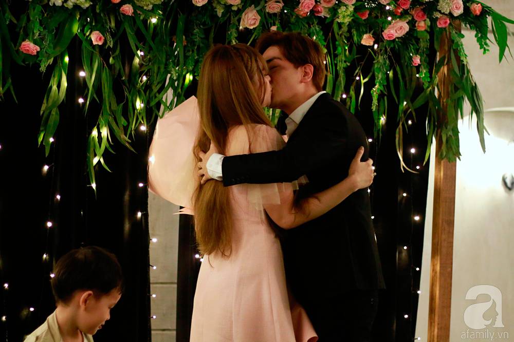 Thu Thủy bất ngờ được bạn trai kém chục tuổi quỳ gối cầu hôn trong bữa tiệc thân mật-4