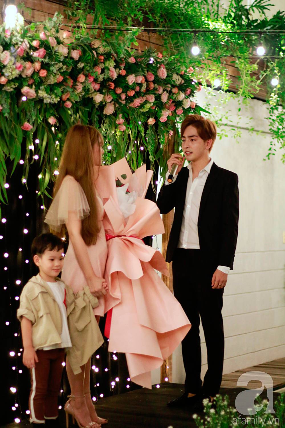 Thu Thủy bất ngờ được bạn trai kém chục tuổi quỳ gối cầu hôn trong bữa tiệc thân mật-8