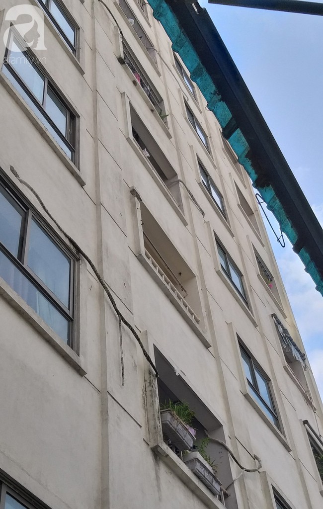 Hiểm họa chết người rình rập trẻ em sau những ban công chung cư ở Sài Gòn-1