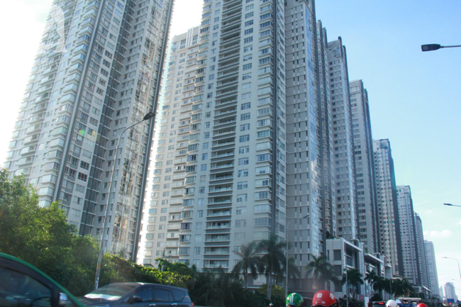 Hiểm họa chết người rình rập trẻ em sau những ban công chung cư ở Sài Gòn-2