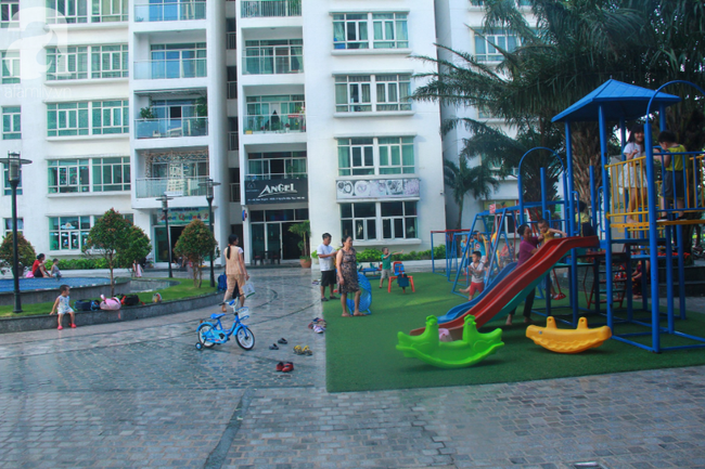 Hiểm họa chết người rình rập trẻ em sau những ban công chung cư ở Sài Gòn-3