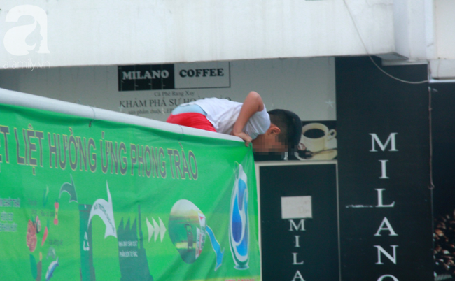 Hiểm họa chết người rình rập trẻ em sau những ban công chung cư ở Sài Gòn-5