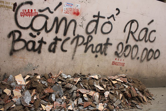 Cắm biển Cấm đổ rác không tác dụng, người dân chỉ thêm 1 dòng chữ này lại hiệu quả đến không ngờ-1