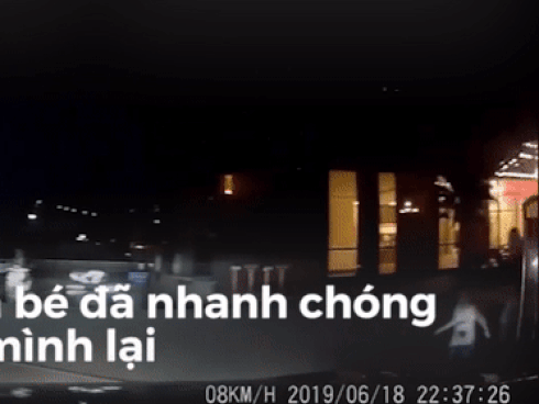 Đứa trẻ đột ngột băng qua đường ngay trước đầu xe ôtô