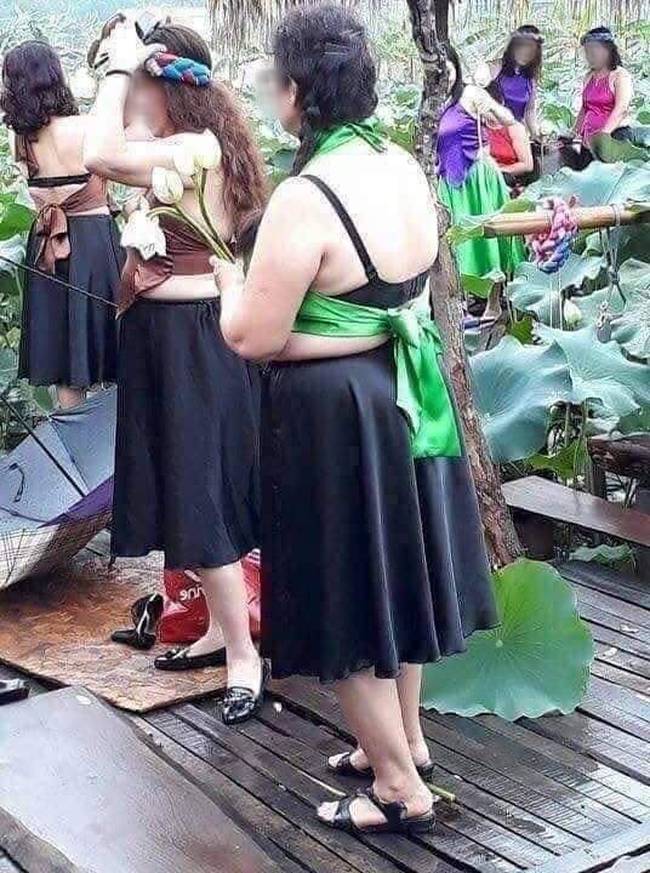 Thêm một bà cô cởi trần, ngực xệ ôm chiếc lu khiến dân mạng tiếp tục hoảng hốt về một mùa sen ở Hà Nội-1