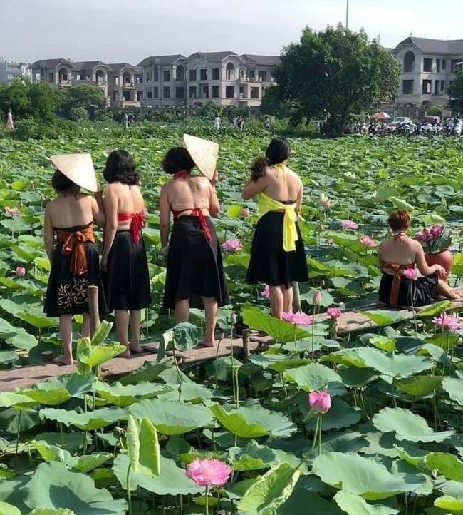 Thêm một bà cô cởi trần, ngực xệ ôm chiếc lu khiến dân mạng tiếp tục hoảng hốt về một mùa sen ở Hà Nội-3