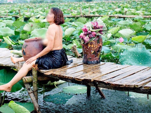 Mẹ U35 chụp ảnh ở đầm sen chẳng hở tí nào” vẫn gây ngỡ ngàng vì nhan sắc gái 18-10