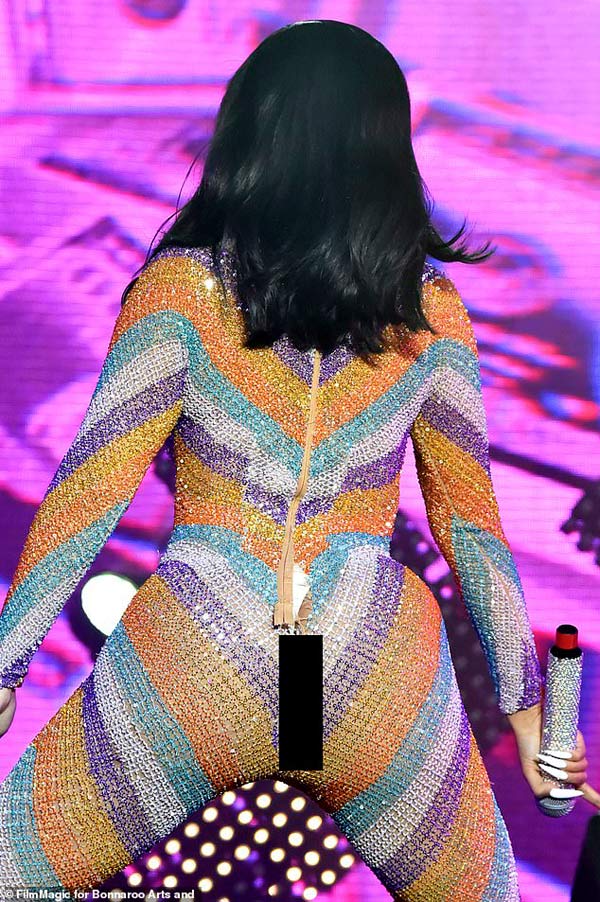 Trước sự cố bục quần lộ bàn tọa trên sân khấu, Cardi B nhiều lần lên đồ phản cảm không đỡ nổi-2