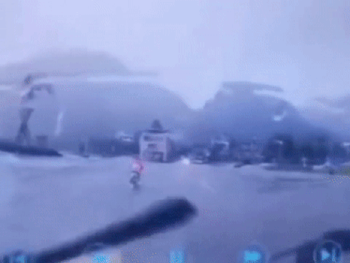 Cận cảnh sét đánh kinh hoàng như bom nổ trên thuyền buồm-1