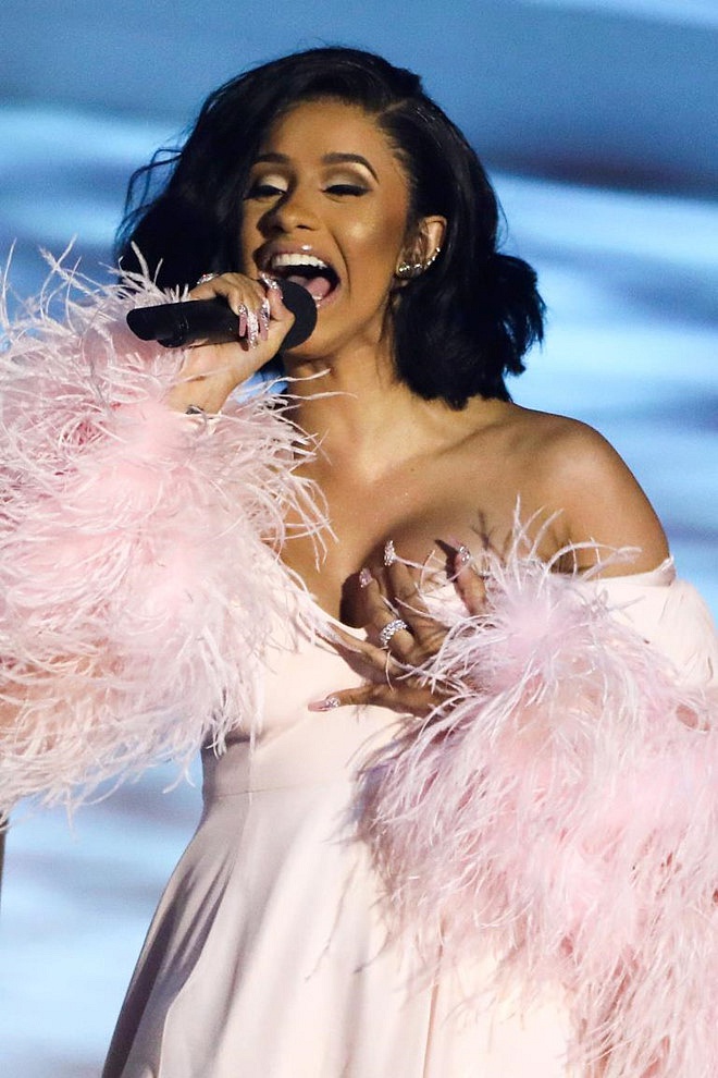 Trước sự cố bục quần lộ bàn tọa trên sân khấu, Cardi B nhiều lần lên đồ phản cảm không đỡ nổi-10