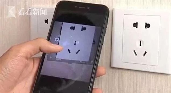 Thuê phòng khách sạn, cặp đôi phát hiện camera ẩn trong ổ điện 5 chấu nhưng lời giải thích của nhân viên lại gây rùng mình hơn cả-1