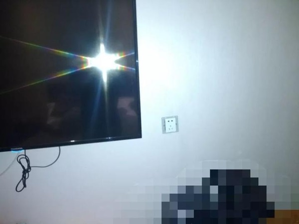 Thuê phòng khách sạn, cặp đôi phát hiện camera ẩn trong ổ điện 5 chấu nhưng lời giải thích của nhân viên lại gây rùng mình hơn cả-2