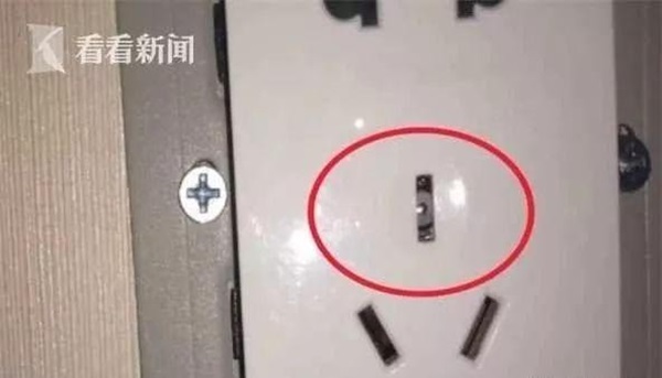 Thuê phòng khách sạn, cặp đôi phát hiện camera ẩn trong ổ điện 5 chấu nhưng lời giải thích của nhân viên lại gây rùng mình hơn cả-3