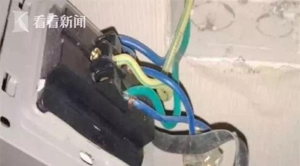 Thuê phòng khách sạn, cặp đôi phát hiện camera ẩn trong ổ điện 5 chấu nhưng lời giải thích của nhân viên lại gây rùng mình hơn cả-4