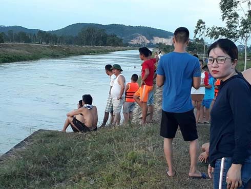 Bé gái 4 tuổi trong 6 tháng phải đội 3 vành khăn tang-6