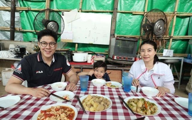 Nhà không có gì ngoài nổi tiếng và tiền bạc nhưng Nữ hoàng làng thể thao lại nuôi dạy 3 con như thế này-7