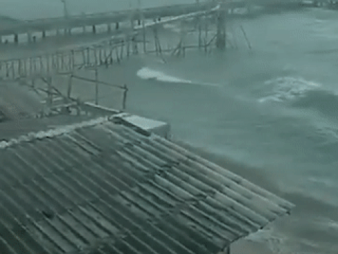 Cơn giông hút cả bầu trời trước bão-1