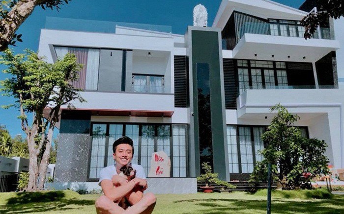 Quốc Trường khoe ảnh đoàn tụ bố mẹ sau khi Về nhà đi con đóng máy, đáng chú ý là hình ảnh căn biệt thự 25 tỷ phía sau-4