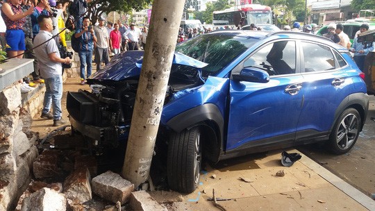 Xe điên tông liên hoàn nhiều xe đang dừng đèn đỏ-2