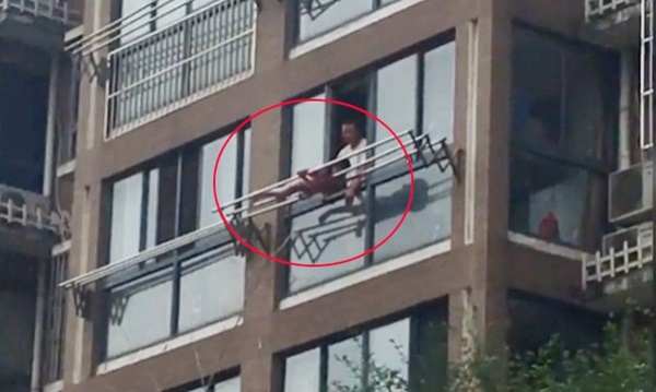 Sốc: Bất chấp tính mạng, bố buộc con gái vào giàn phơi ngoài ban công tầng 5 để phạt lỗi-1