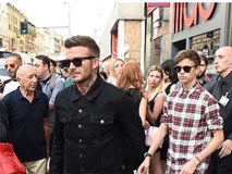 Con trai cả Brooklyn gây thất vọng vì yêu mù quáng, David Beckham chuyển sang o bế cậu hai Romeo Beckham? Con trai cả Brooklyn gây thất vọng vì yêu mù quáng, David Beckham chuyển sang o bế cậu hai Romeo Beckham?