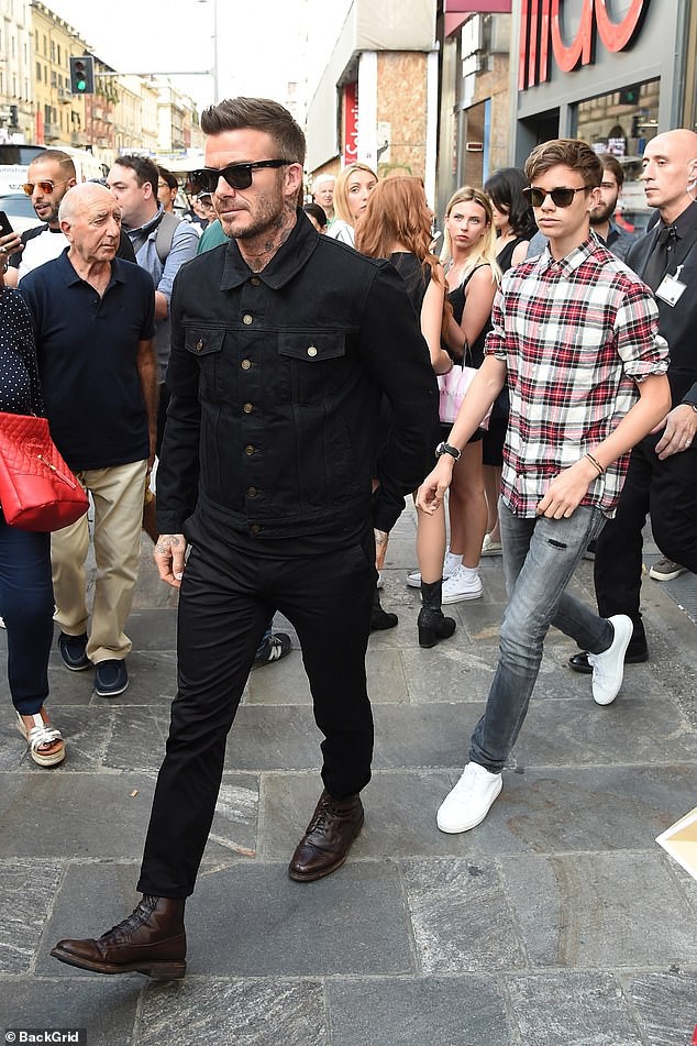 Con trai cả Brooklyn gây thất vọng vì yêu mù quáng, David Beckham chuyển sang o bế cậu hai Romeo Beckham?-2