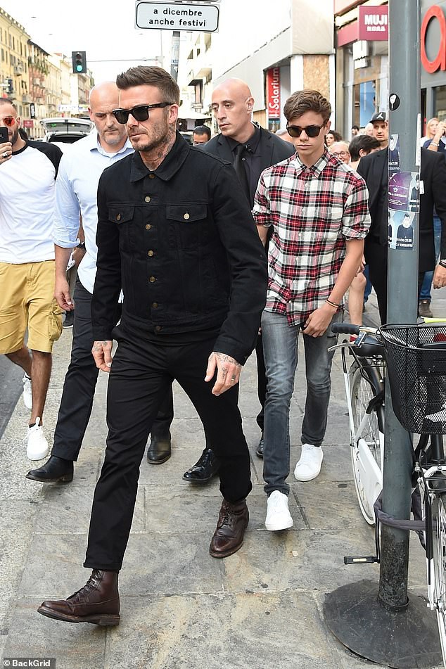 Con trai cả Brooklyn gây thất vọng vì yêu mù quáng, David Beckham chuyển sang o bế cậu hai Romeo Beckham?-3