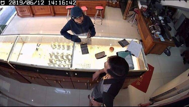 Dân mạng lùng sục nữ quái chuyên săn vàng tại các cửa hàng-1