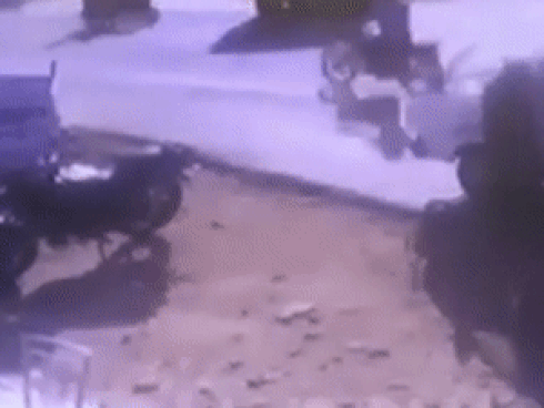 Clip: Xe điên gây tai nạn, húc văng 2 người đi xe máy trên đường ở Thái Nguyên-2