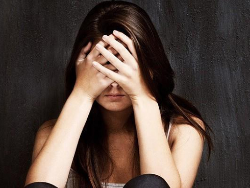 Về nhà đột ngột giữa trưa sau chuyến công tác, tôi chết đứng khi thấy con gái nằm trên giường với những vết thương hằn đỏ và gương mặt đẫm nước mắt-3