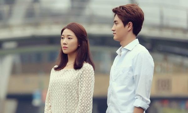 Chồng nằng nặc đòi ngủ riêng với con gái, vợ lắp camera theo dõi và phát hiện sự lạ-1