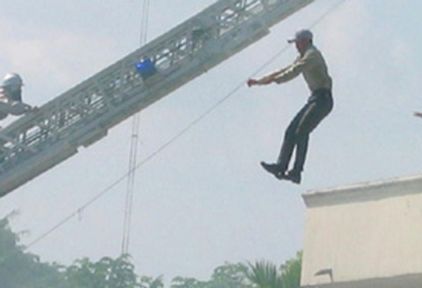 Đau lòng chồng nhảy từ tầng 3 tự tử ngay trong đám tang vợ-1