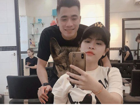 Bùi Tiến Dũng tung video về cậu em trai ruột lóng ngóng trong bếp, dân tình lần đầu nhìn thấy liền xuýt xoa quả thật khác xa vẻ hùng dũng ngoài sân cỏ”-4