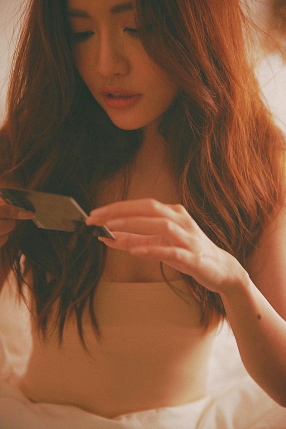 Đăng ảnh chúc mọi người ngủ ngon, Bích Phương lại khiến thiên hạ mất ngủ-2